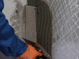 Укладка керамической плитки на стену: первые ддве плитки приклеены