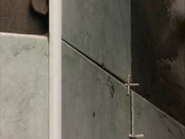 Укладка керамической плитки на стену: устанавливаем крестики